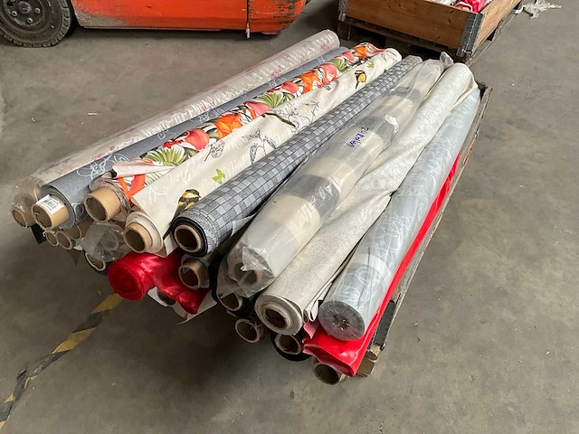 Palletdeal diverse rollen tafelzeil 140cm breed - afbeelding 1 van  4