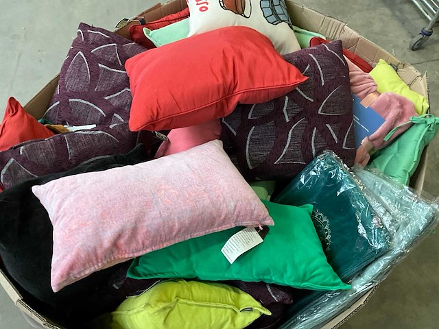 Palletdeal diverse sierkussens en hoezen van o.a. 2lif en linen & more - afbeelding 3 van  8
