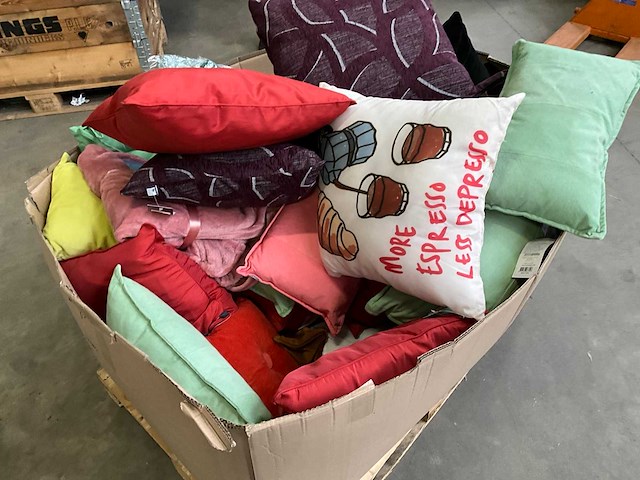 Palletdeal diverse sierkussens en hoezen van o.a. 2lif en linen & more - afbeelding 7 van  8