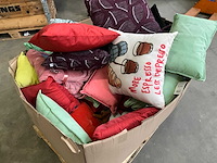 Palletdeal diverse sierkussens en hoezen van o.a. 2lif en linen & more - afbeelding 7 van  8