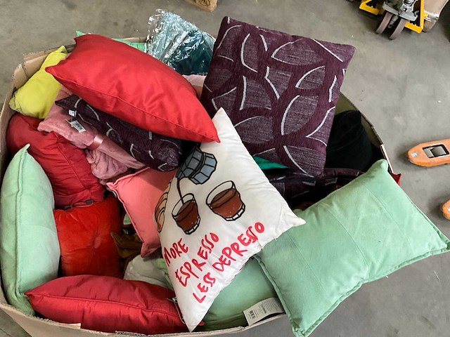 Palletdeal diverse sierkussens en hoezen van o.a. 2lif en linen & more - afbeelding 8 van  8