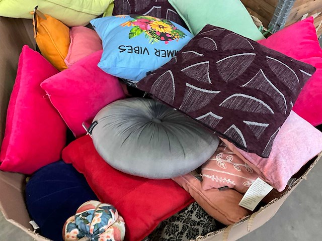 Palletdeal diverse sierkussens van o.a. 2lif en linen & more - afbeelding 3 van  6