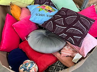 Palletdeal diverse sierkussens van o.a. 2lif en linen & more - afbeelding 3 van  6