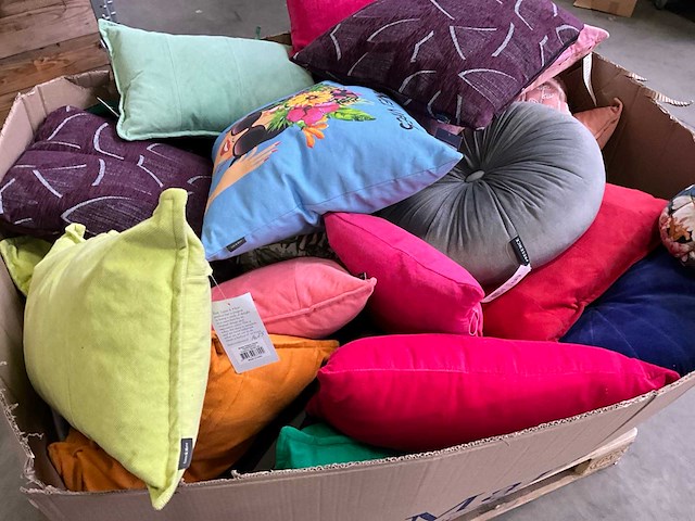Palletdeal diverse sierkussens van o.a. 2lif en linen & more - afbeelding 4 van  6