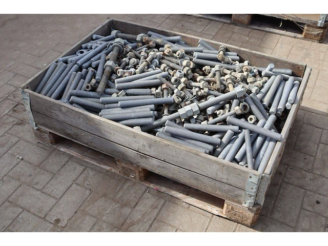 Palletkist met assortiment draadeinden, bouten en moeren - afbeelding 1 van  1