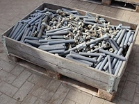 Palletkist met assortiment draadeinden, bouten en moeren