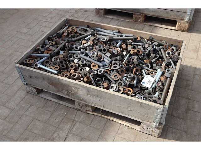 Palletkist met assortiment zware bouten, draadeinden, moeren en sluitringen - afbeelding 1 van  1