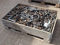 Palletkist met assortiment zware bouten, draadeinden, moeren en sluitringen