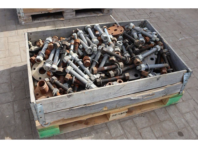 Palletkist met een gemengd assortiment zware bouten - afbeelding 1 van  1