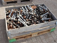 Palletkist met een gemengd assortiment zware bouten