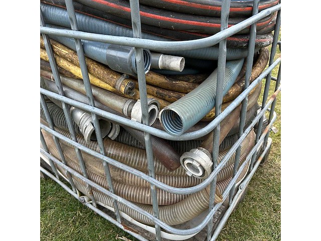 Palletkooi met partij diverse slangen en koppelingen - afbeelding 4 van  6
