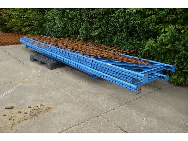 Palletstelling blauw bestaande uit 3 kopsteunen afm. ca. 6,50m en 8 dwarsbalken afm. ca. 4,50m - afbeelding 1 van  7