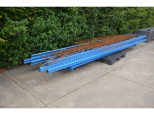 Palletstelling blauw bestaande uit 3 kopsteunen afm. ca. 6,50m en 8 dwarsbalken afm. ca. 4,50m - afbeelding 2 van  7