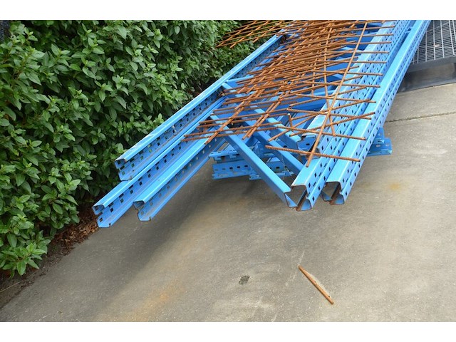 Palletstelling blauw bestaande uit 3 kopsteunen afm. ca. 6,50m en 8 dwarsbalken afm. ca. 4,50m - afbeelding 3 van  7
