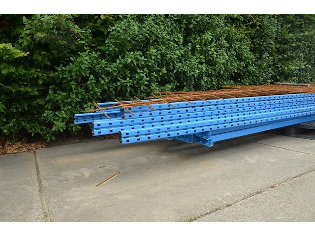 Palletstelling blauw bestaande uit 3 kopsteunen afm. ca. 6,50m en 8 dwarsbalken afm. ca. 4,50m - afbeelding 7 van  7