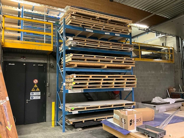 Palletstelling met inhoud plaatmateriaal - afbeelding 1 van  3