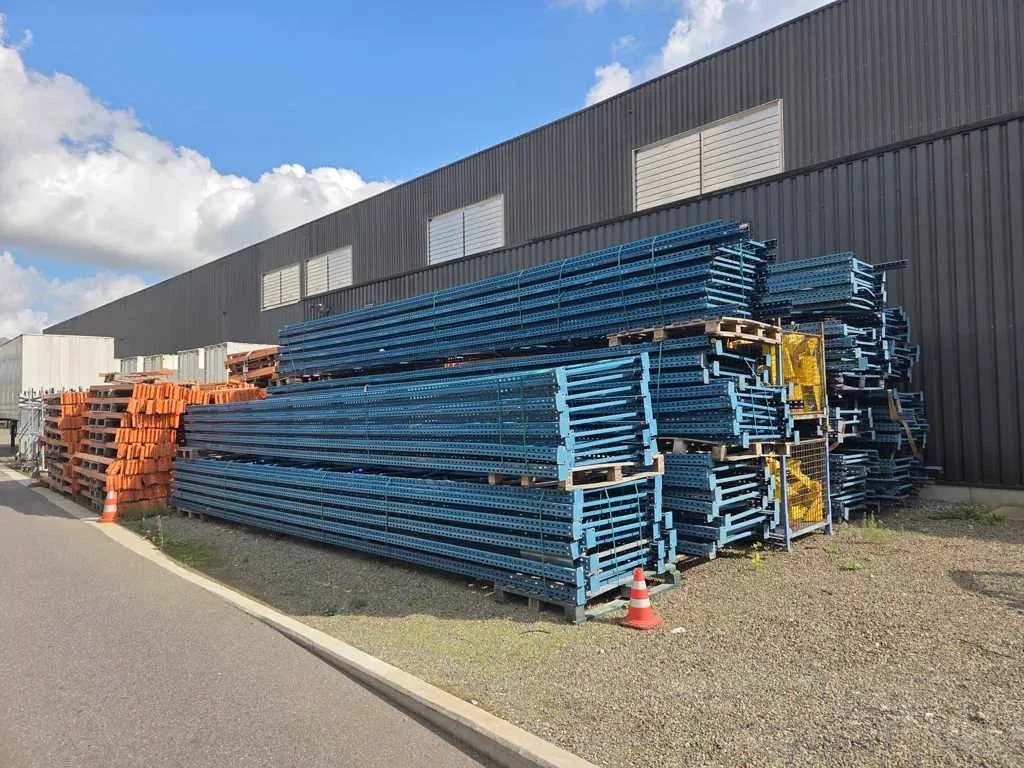 Palletstellingen, palletwagens, handgereedschap en diverse onderdelen voor sanitair en chauffage