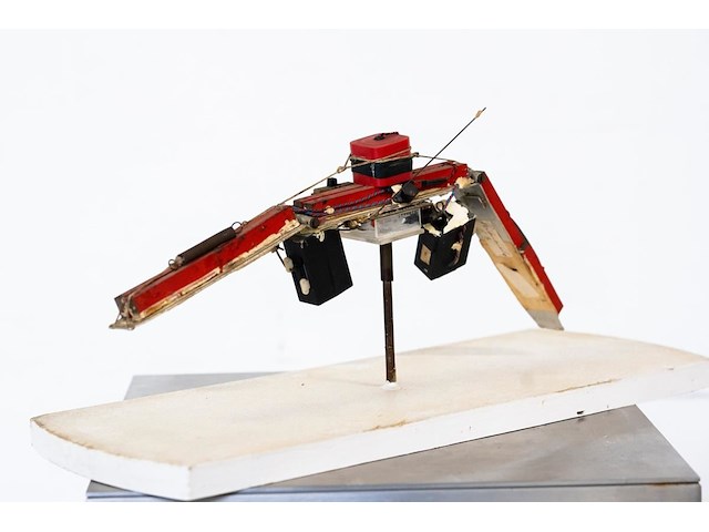 Panamarenko - magnetisch ruimteschip - origineel object - afbeelding 4 van  8