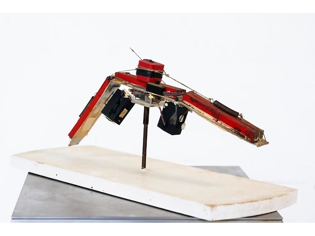 Panamarenko - magnetisch ruimteschip - origineel object - afbeelding 5 van  8
