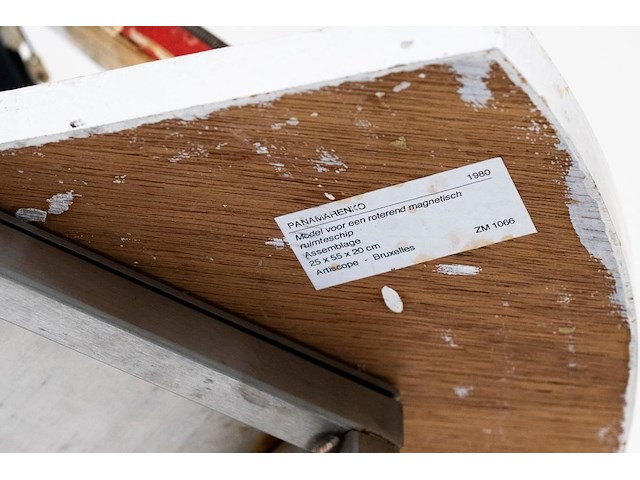 Panamarenko - magnetisch ruimteschip - origineel object - afbeelding 8 van  8