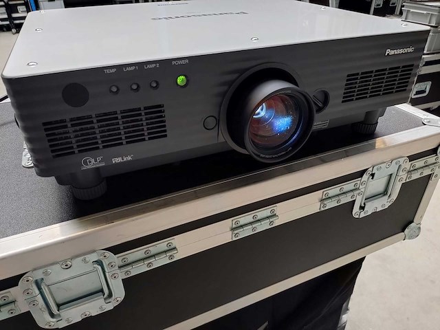 Panasonic - d5700 - video projector - afbeelding 2 van  6