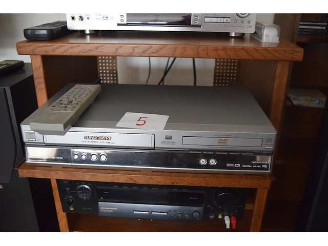 Panasonic dvd/vhs cassette nicam/a2 nv-vp30 - afbeelding 1 van  4