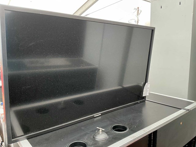 Panasonic hd 42”televisie met muurbeugel - afbeelding 1 van  3
