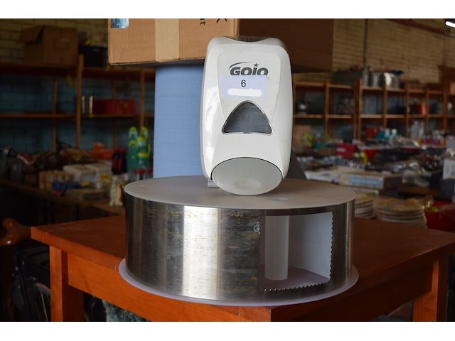 Papier en handzeep dispender - afbeelding 1 van  3