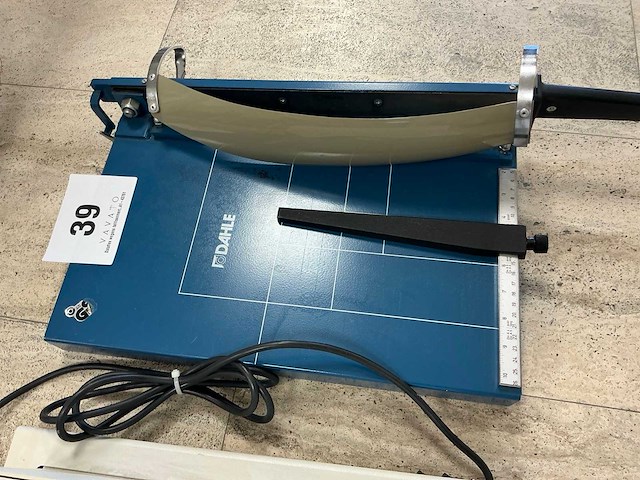 Papiersnijmachine en bindmachine - afbeelding 3 van  3