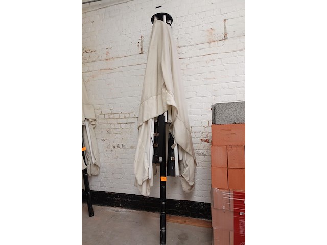 Parasol met 4x terrasverwarmer - afbeelding 1 van  4