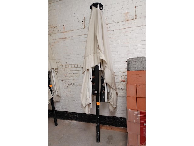 Parasol met 4x terrasverwarmer - afbeelding 2 van  4