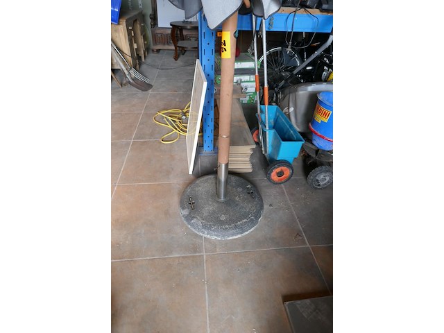 Parasol met voet - reclame bourgogne des flandres - afbeelding 2 van  4