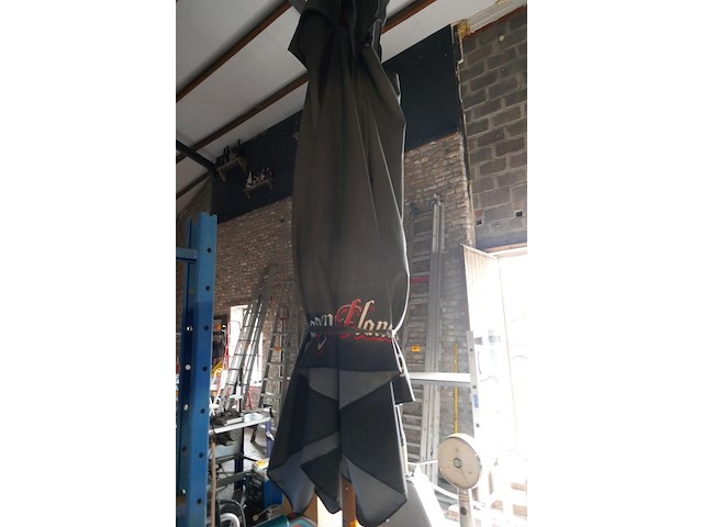 Parasol met voet - reclame bourgogne des flandres - afbeelding 3 van  4