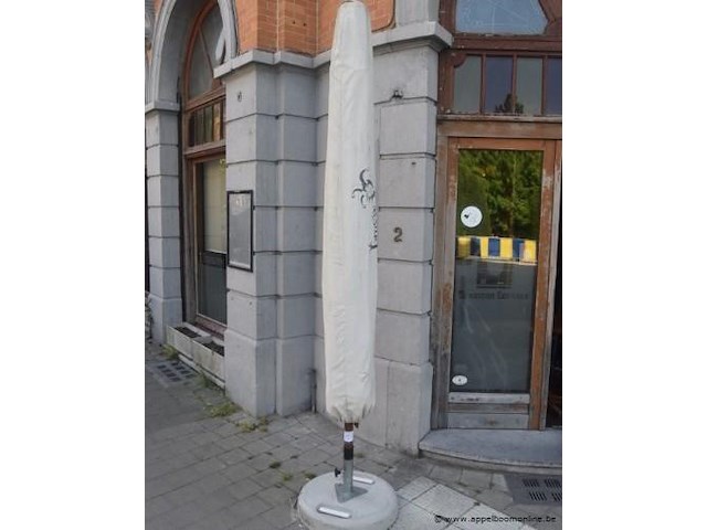 Parasol met voet - afbeelding 1 van  1