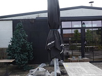 Parasol met voet - afbeelding 1 van  2