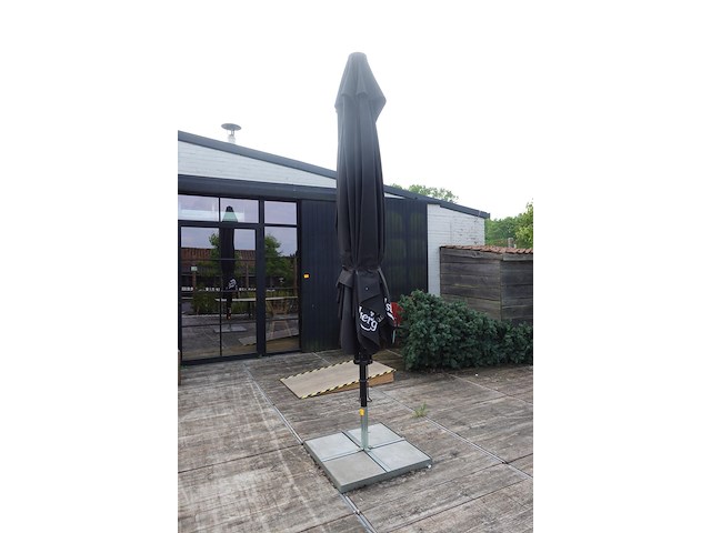 Parasol met voet - afbeelding 1 van  2