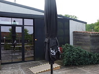 Parasol met voet - afbeelding 1 van  2