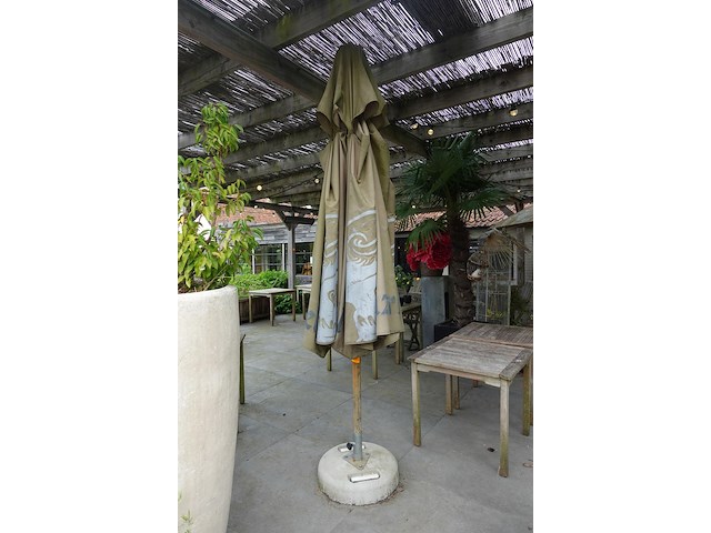 Parasol met voet - afbeelding 1 van  1
