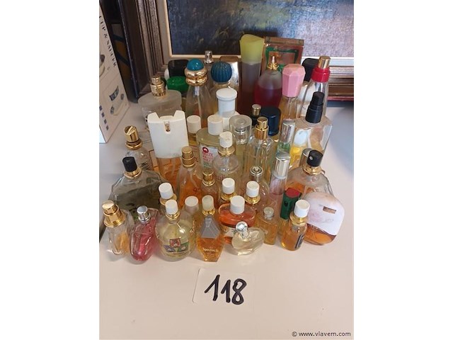 Parfumflesjes. circa 50 stuks - afbeelding 1 van  4