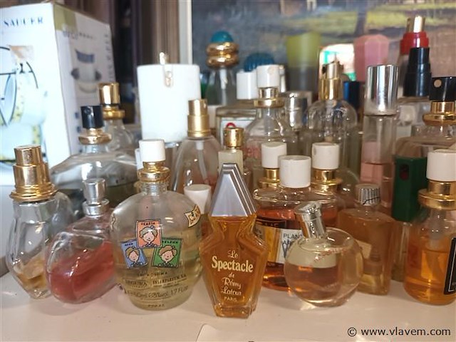 Parfumflesjes. circa 50 stuks - afbeelding 2 van  4