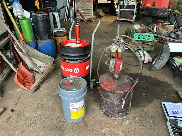 Partie olie en smeer producten (vaten nog gevuld en bruikbaar) - afbeelding 1 van  8