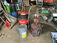 Partie olie en smeer producten (vaten nog gevuld en bruikbaar)