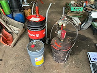Partie olie en smeer producten (vaten nog gevuld en bruikbaar) - afbeelding 2 van  8