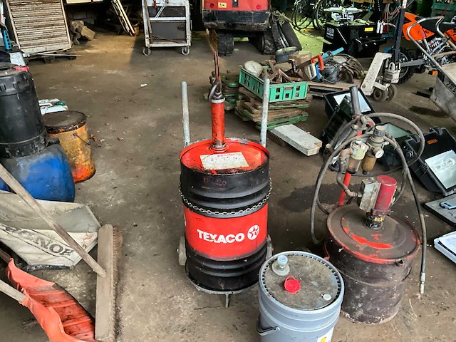 Partie olie en smeer producten (vaten nog gevuld en bruikbaar) - afbeelding 3 van  8