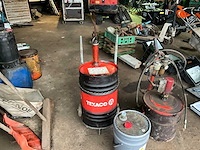 Partie olie en smeer producten (vaten nog gevuld en bruikbaar) - afbeelding 3 van  8