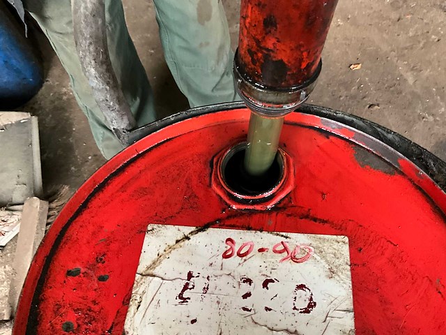 Partie olie en smeer producten (vaten nog gevuld en bruikbaar) - afbeelding 4 van  8