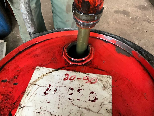 Partie olie en smeer producten (vaten nog gevuld en bruikbaar) - afbeelding 5 van  8