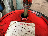 Partie olie en smeer producten (vaten nog gevuld en bruikbaar) - afbeelding 5 van  8