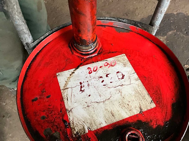 Partie olie en smeer producten (vaten nog gevuld en bruikbaar) - afbeelding 6 van  8