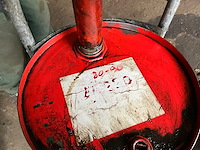 Partie olie en smeer producten (vaten nog gevuld en bruikbaar) - afbeelding 6 van  8